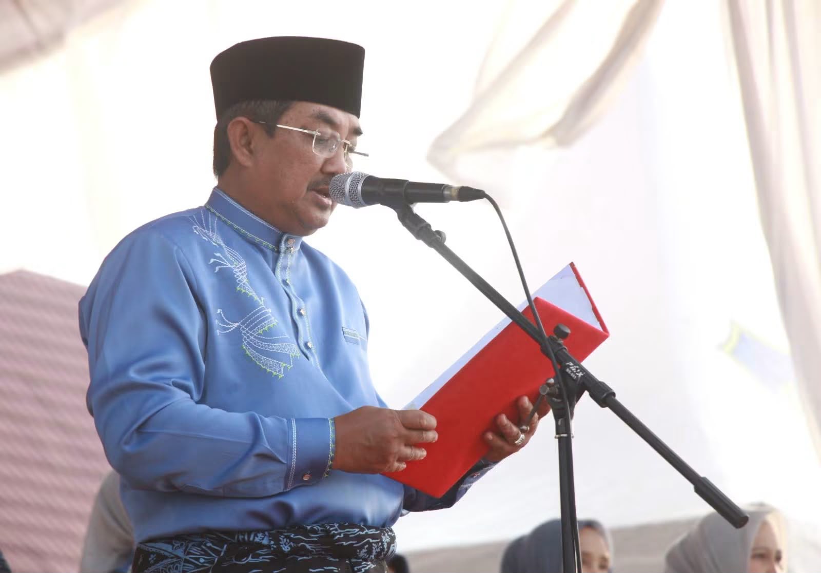 Peringati Hari Jadi ke-61, Pemkab Tanjab Barat Gelar Upacara, Lepas Peserta Jambore, dan Beri Penghargaan Kades Lurah Berprestasi