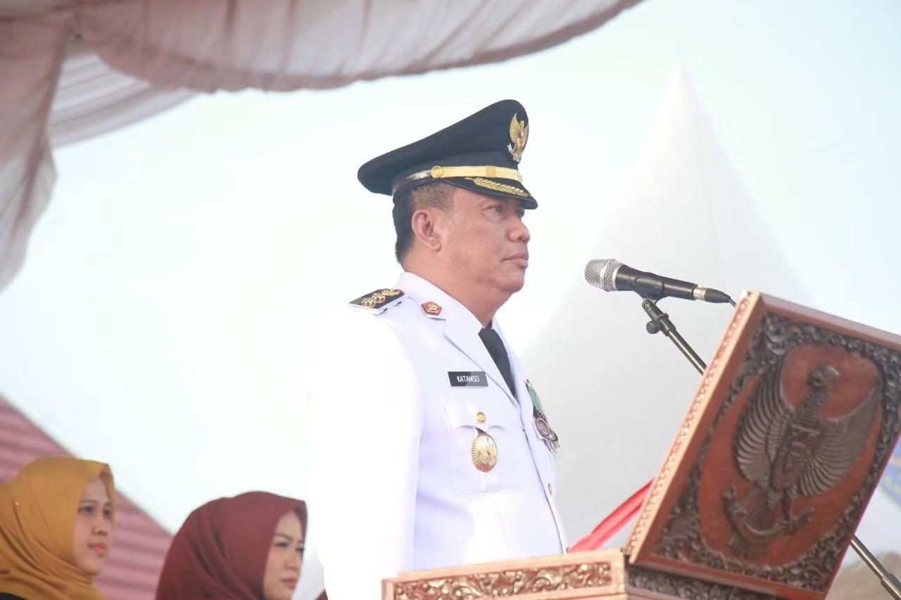 Wabup Katamso Pimpin Upacara Penurunan Copy Bendera Merah Putih di Alun-Alun Kuala Tungkal