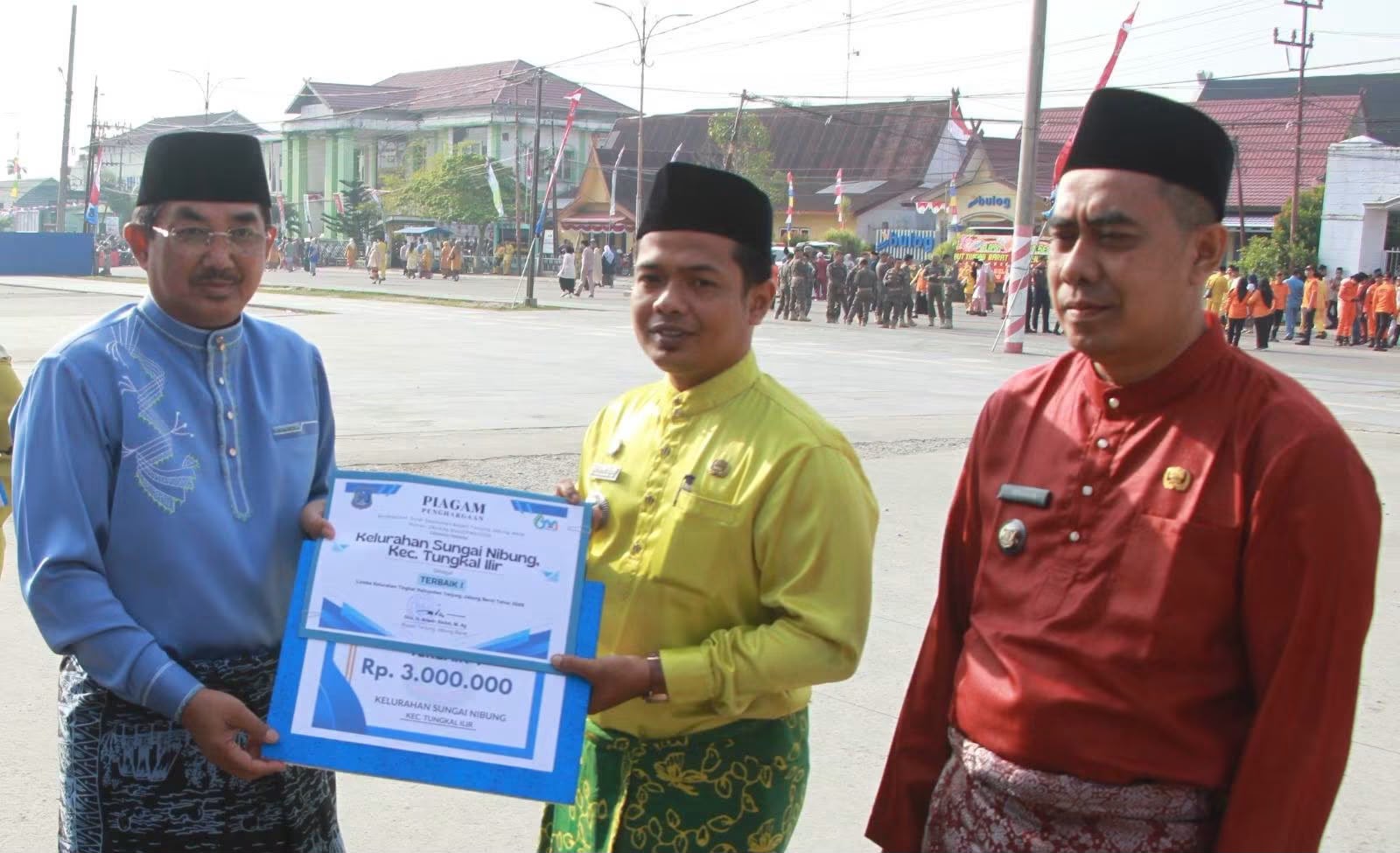 Peringati Hari Jadi ke-61, Pemkab Tanjab Barat Gelar Upacara, Lepas Peserta Jambore, dan Beri Penghargaan Kades Lurah Berprestasi