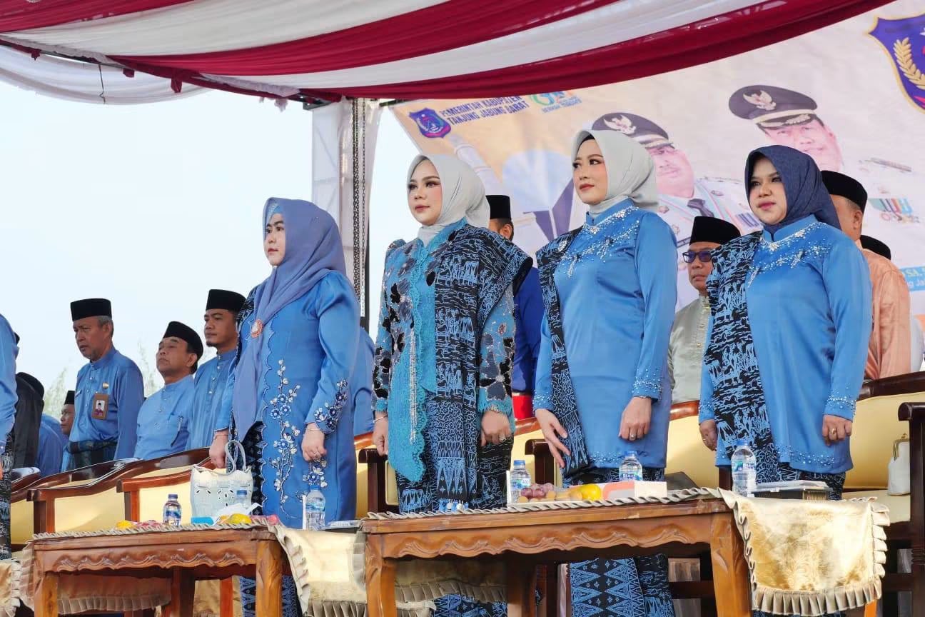 Peringati Hari Jadi ke-61, Pemkab Tanjab Barat Gelar Upacara, Lepas Peserta Jambore, dan Beri Penghargaan Kades Lurah Berprestasi