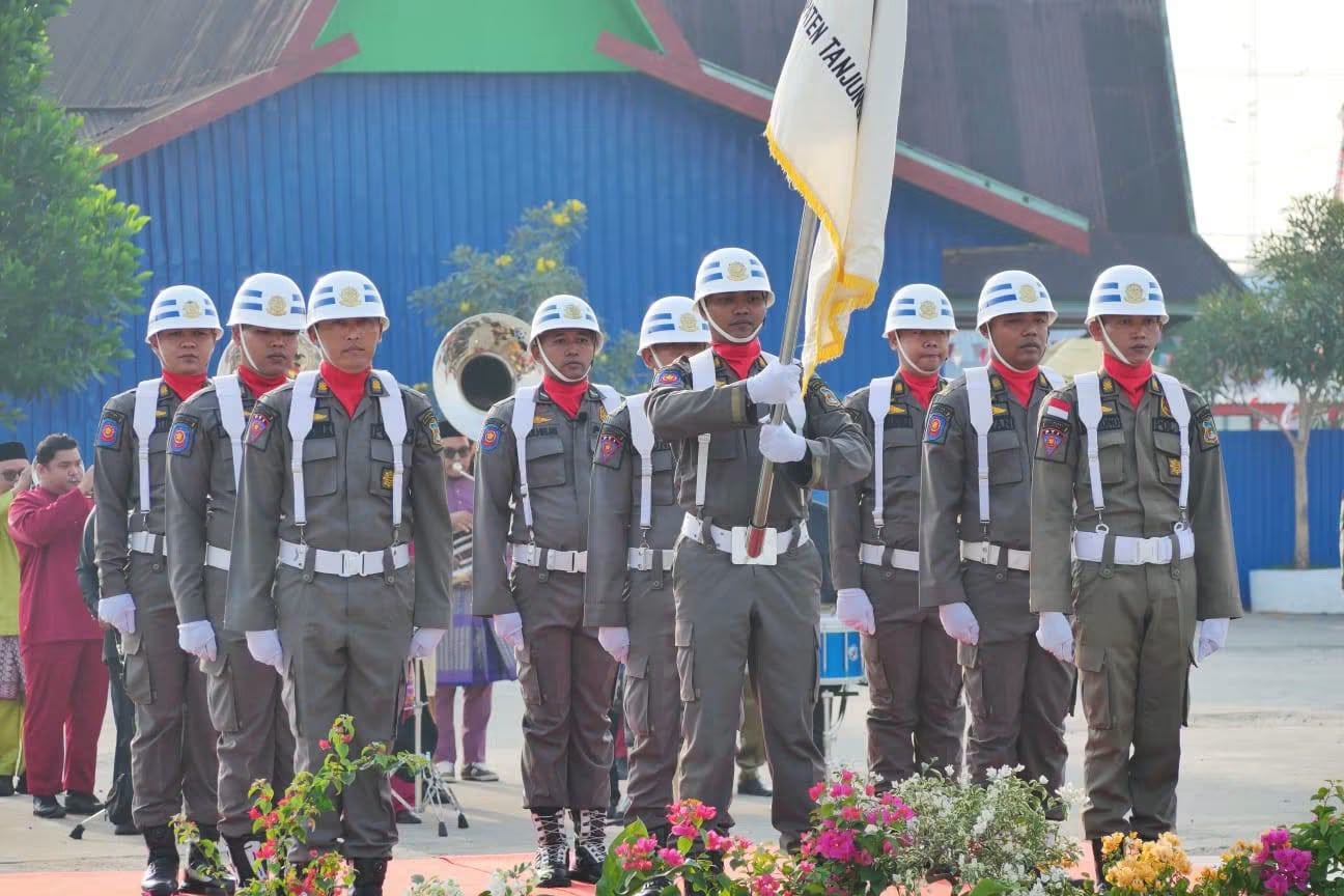 Peringati Hari Jadi ke-61, Pemkab Tanjab Barat Gelar Upacara, Lepas Peserta Jambore, dan Beri Penghargaan Kades Lurah Berprestasi