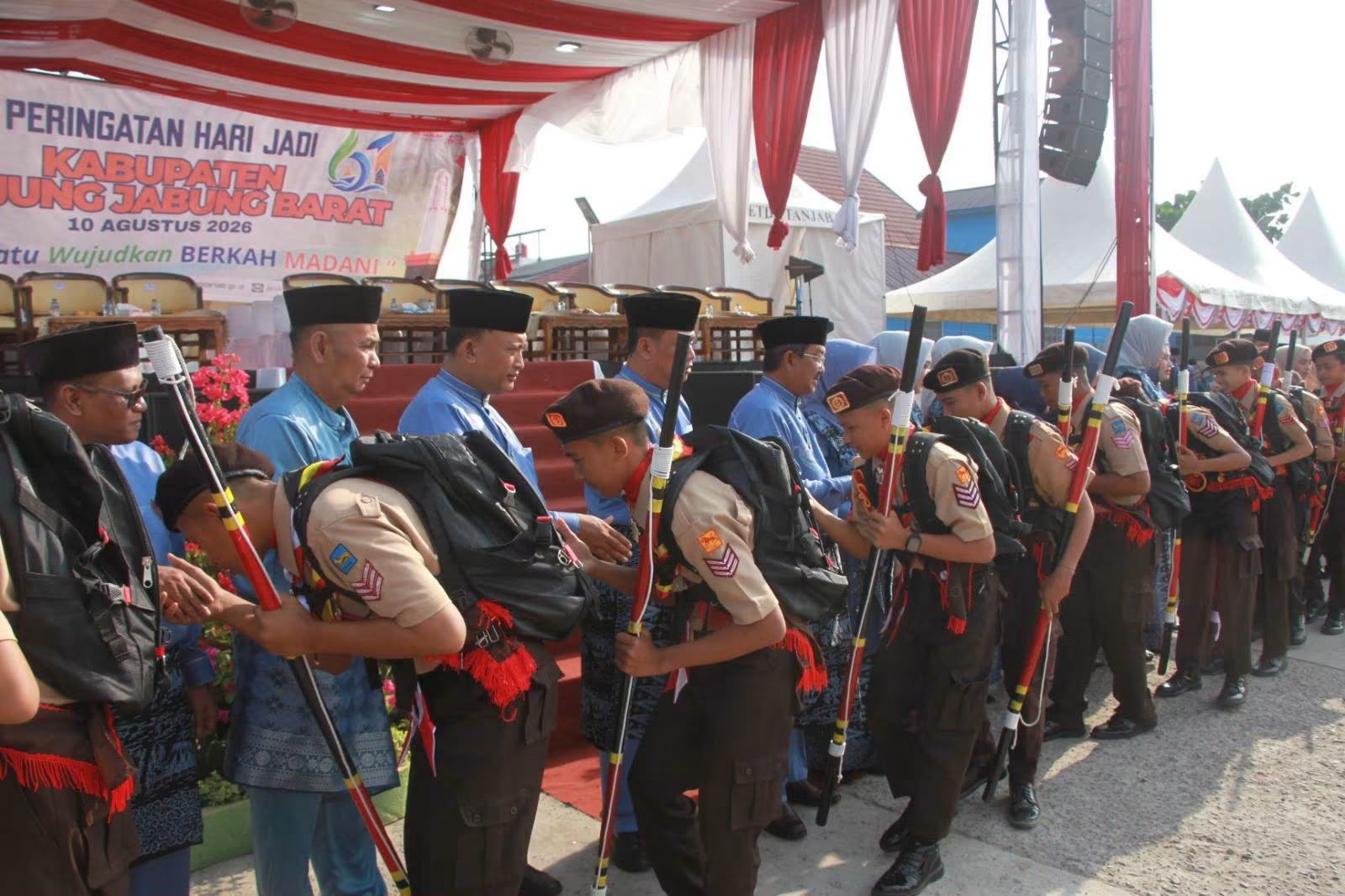 Peringati Hari Jadi ke-61, Pemkab Tanjab Barat Gelar Upacara, Lepas Peserta Jambore, dan Beri Penghargaan Kades Lurah Berprestasi