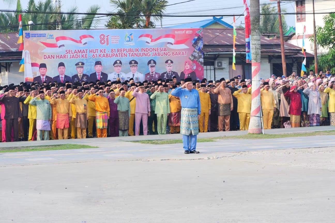 Peringati Hari Jadi ke-61, Pemkab Tanjab Barat Gelar Upacara, Lepas Peserta Jambore, dan Beri Penghargaan Kades Lurah Berprestasi