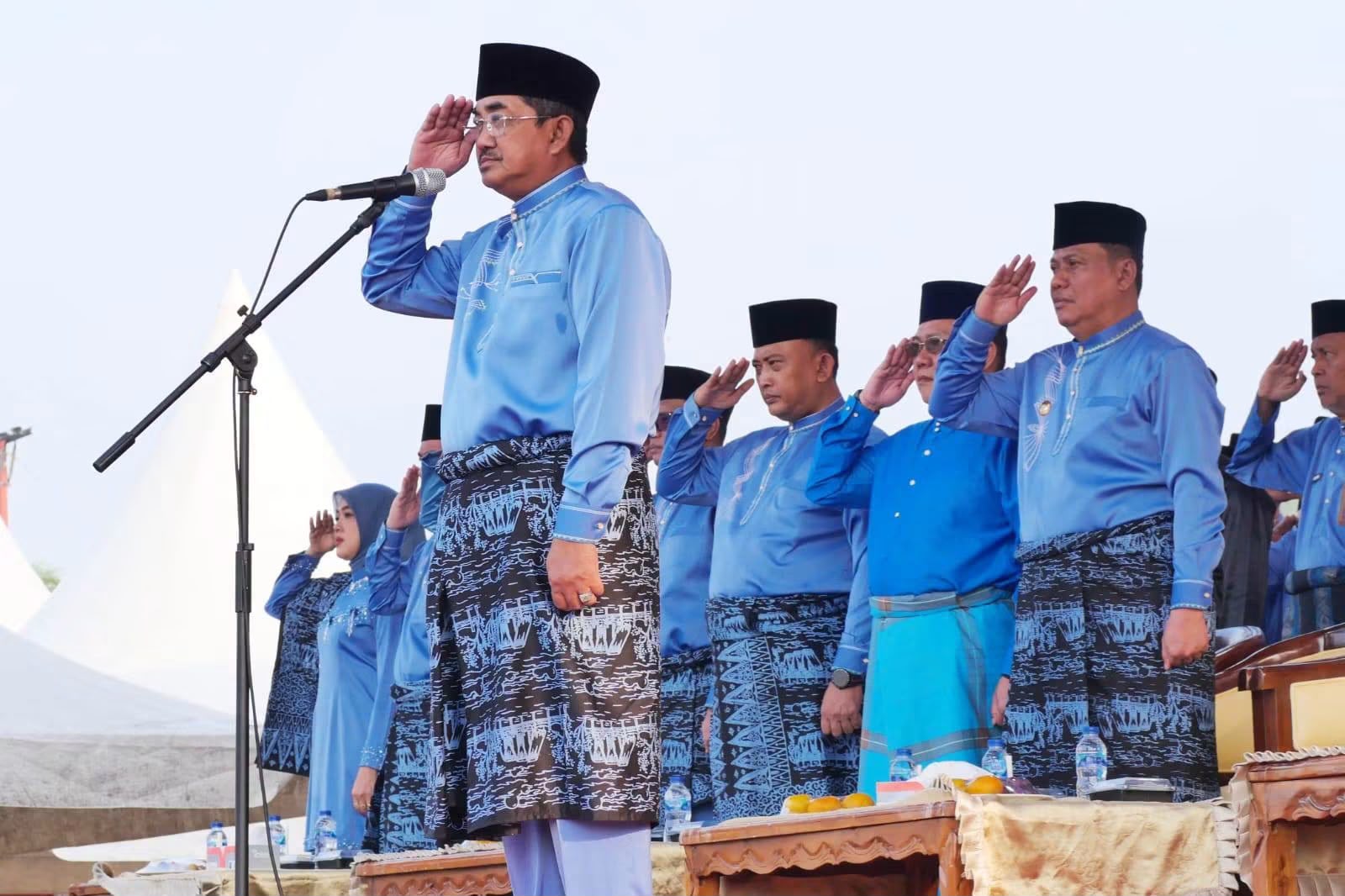 Peringati Hari Jadi ke-61, Pemkab Tanjab Barat Gelar Upacara, Lepas Peserta Jambore, dan Beri Penghargaan Kades Lurah Berprestasi