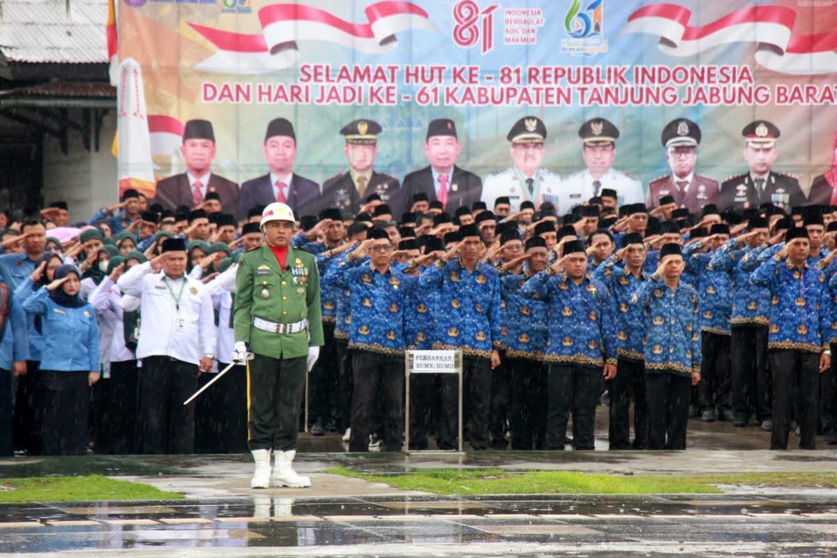 Hujan Gerimis Warnai Upacara HUT ke-81 RI, Semangat Kemerdekaan Tetap Berkobar di Tanjab Barat