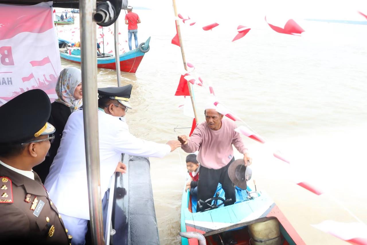Bupati Anwar Sadat Pimpin Tabur Bunga di Sungai Pengabuan, Berbagi Sembako dan Bendera kepada Nelayan