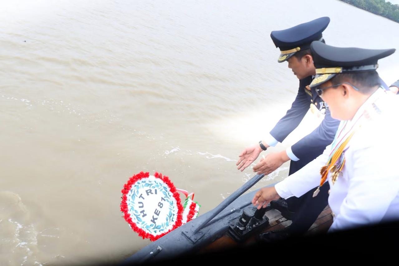 Bupati Anwar Sadat Pimpin Tabur Bunga di Sungai Pengabuan, Berbagi Sembako dan Bendera kepada Nelayan