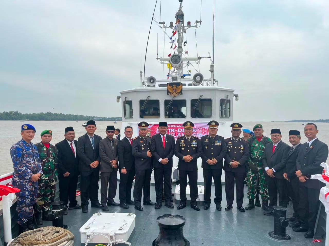 Bupati Anwar Sadat Pimpin Tabur Bunga di Sungai Pengabuan, Berbagi Sembako dan Bendera kepada Nelayan