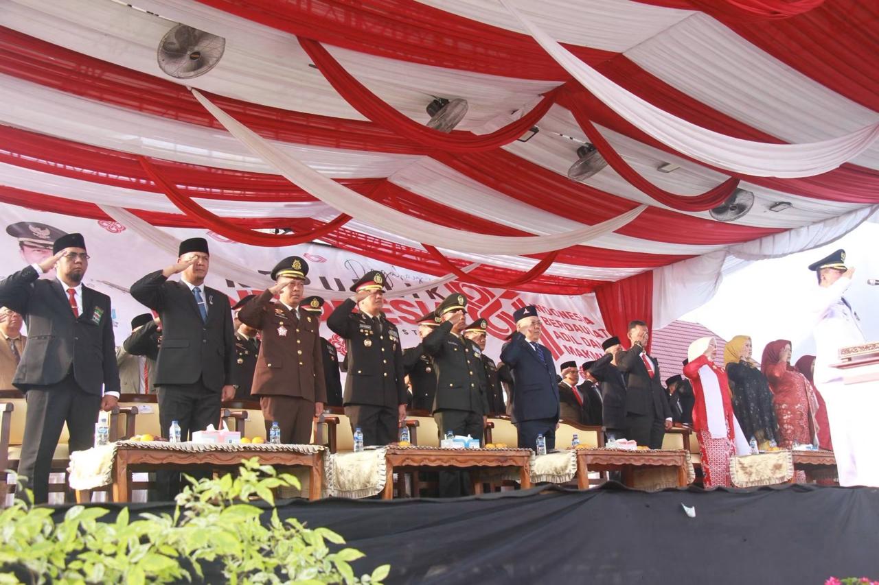 Wabup Katamso Pimpin Upacara Penurunan Copy Bendera Merah Putih di Alun-Alun Kuala Tungkal