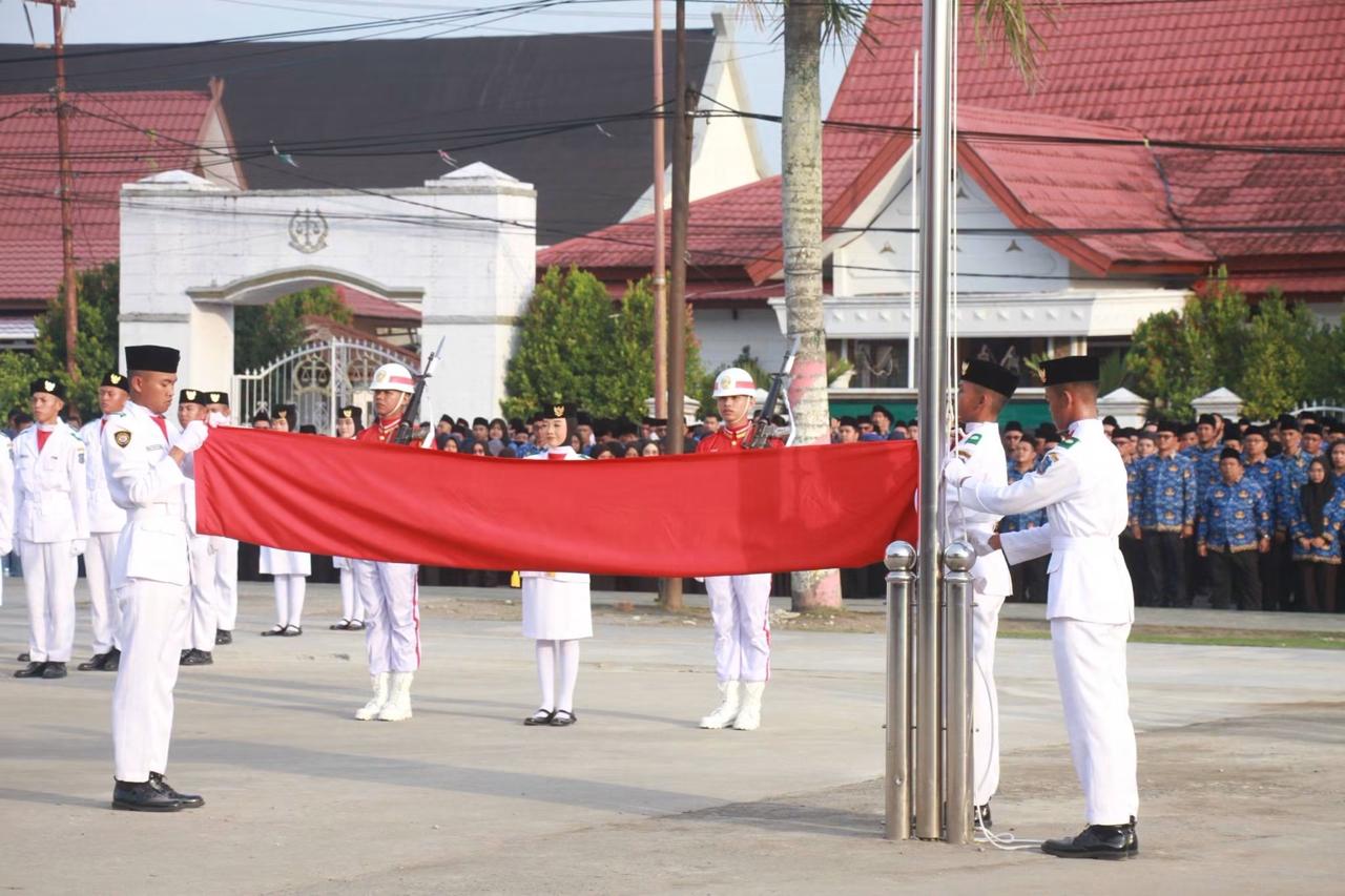 Wabup Katamso Pimpin Upacara Penurunan Copy Bendera Merah Putih di Alun-Alun Kuala Tungkal