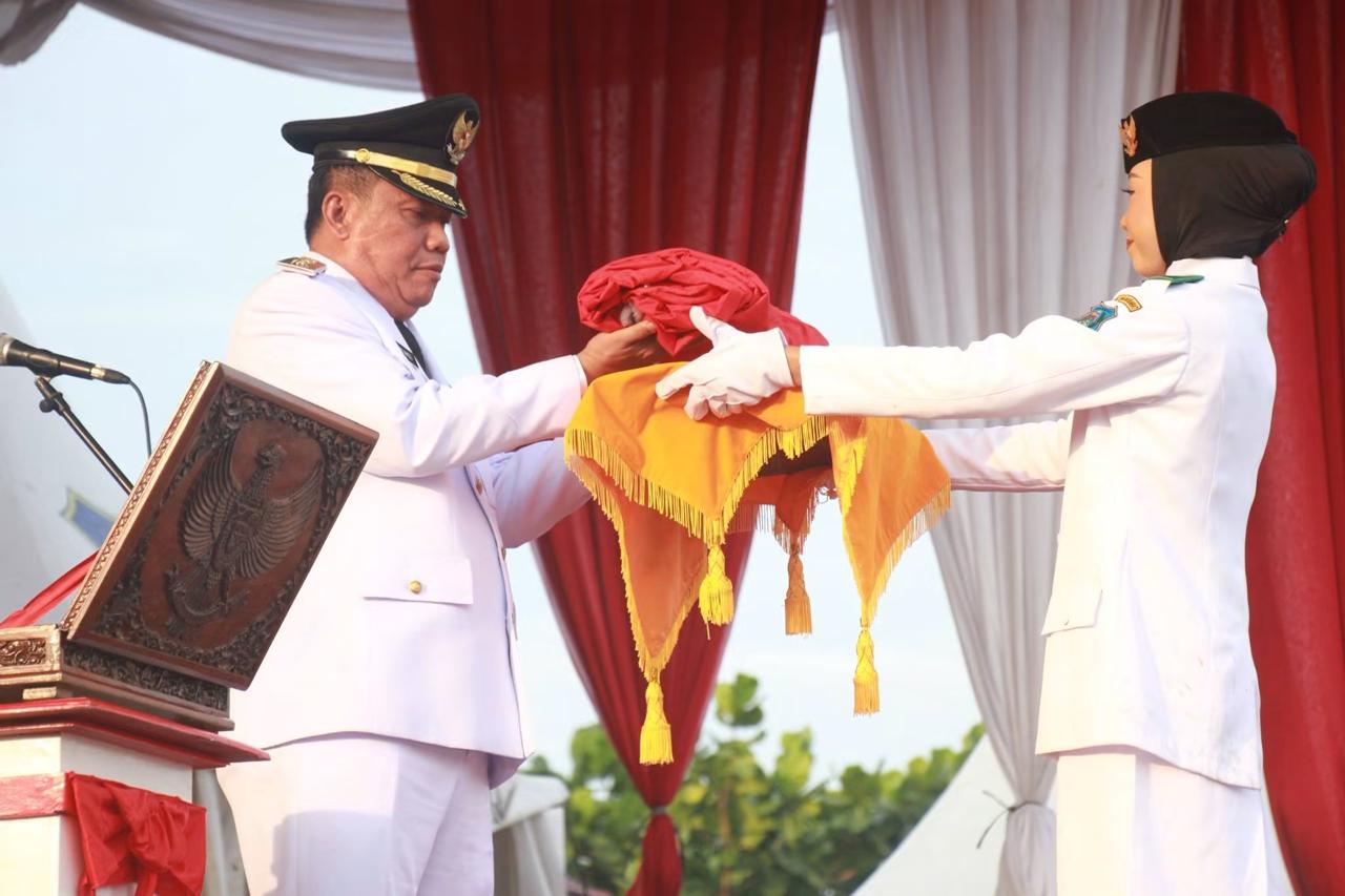Wabup Katamso Pimpin Upacara Penurunan Copy Bendera Merah Putih di Alun-Alun Kuala Tungkal
