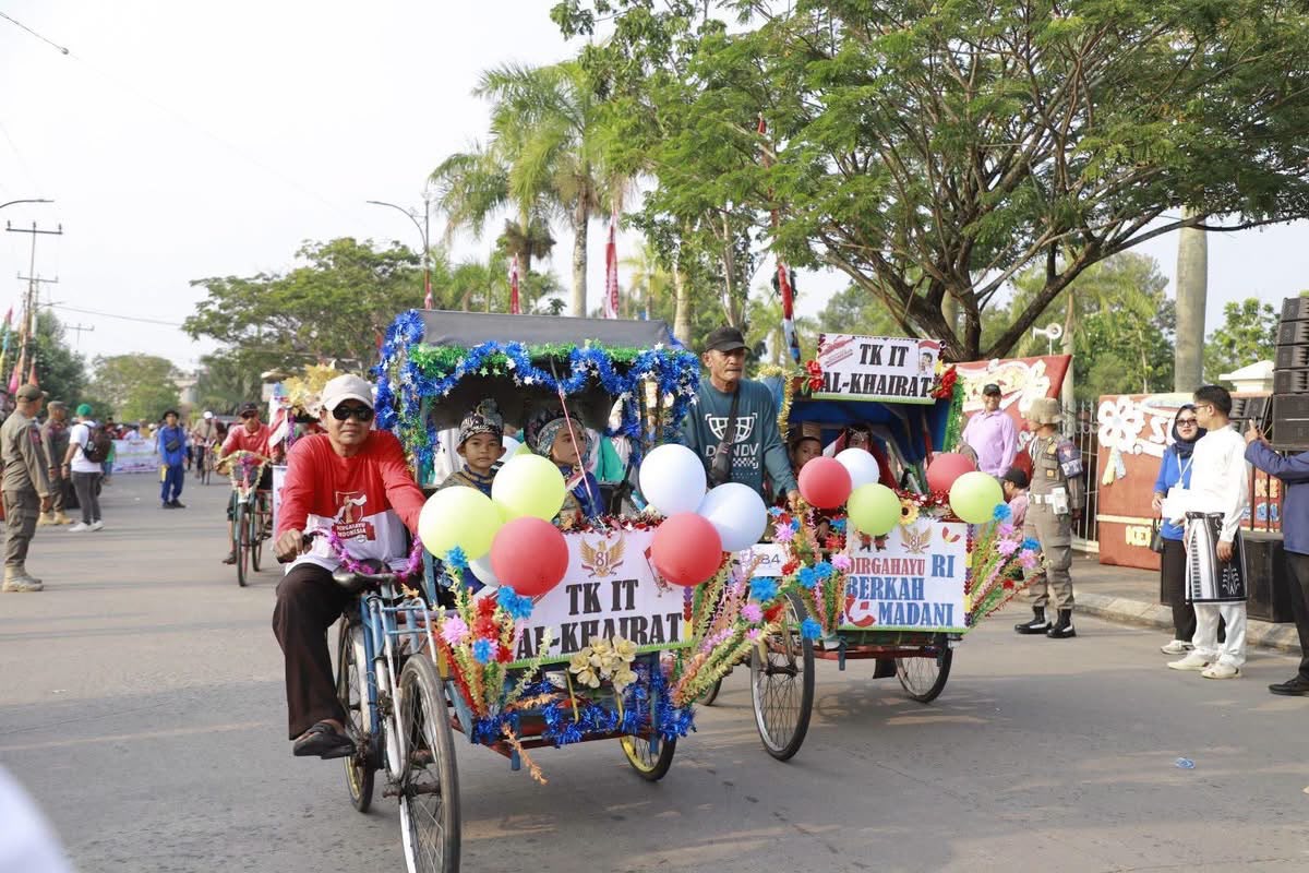 Sekda Hermansyah Lepas Pawai Budaya dan Pembangunan, Semarak HUT ke-81 RI dan Hari Jadi ke-61 Tanjab Barat ‎