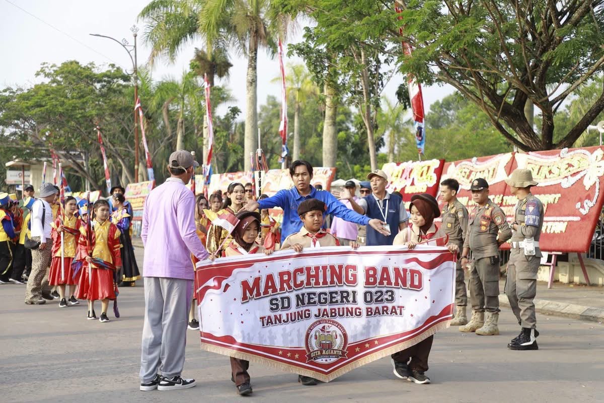 Sekda Hermansyah Lepas Pawai Budaya dan Pembangunan, Semarak HUT ke-81 RI dan Hari Jadi ke-61 Tanjab Barat ‎